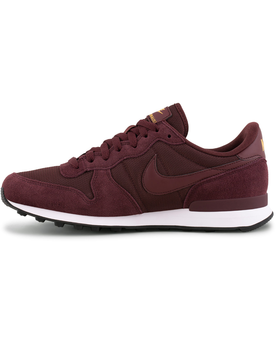 Burgundy nike internationalist hotsell