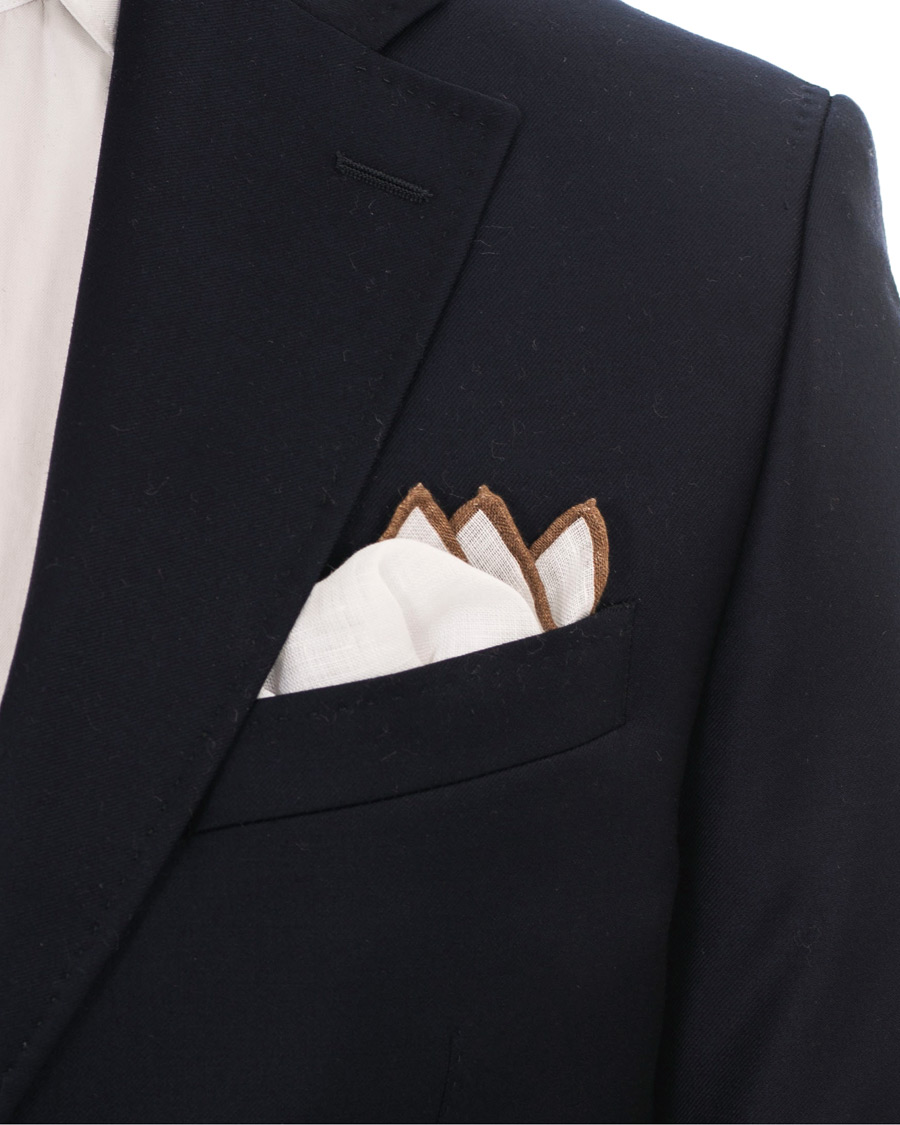 Herre | Amanda Christensen Linen Melange Handrolled Pocket Square Brown/White | Amanda Christensen | Linen Melange Handrolled Pocket Square Brown/White