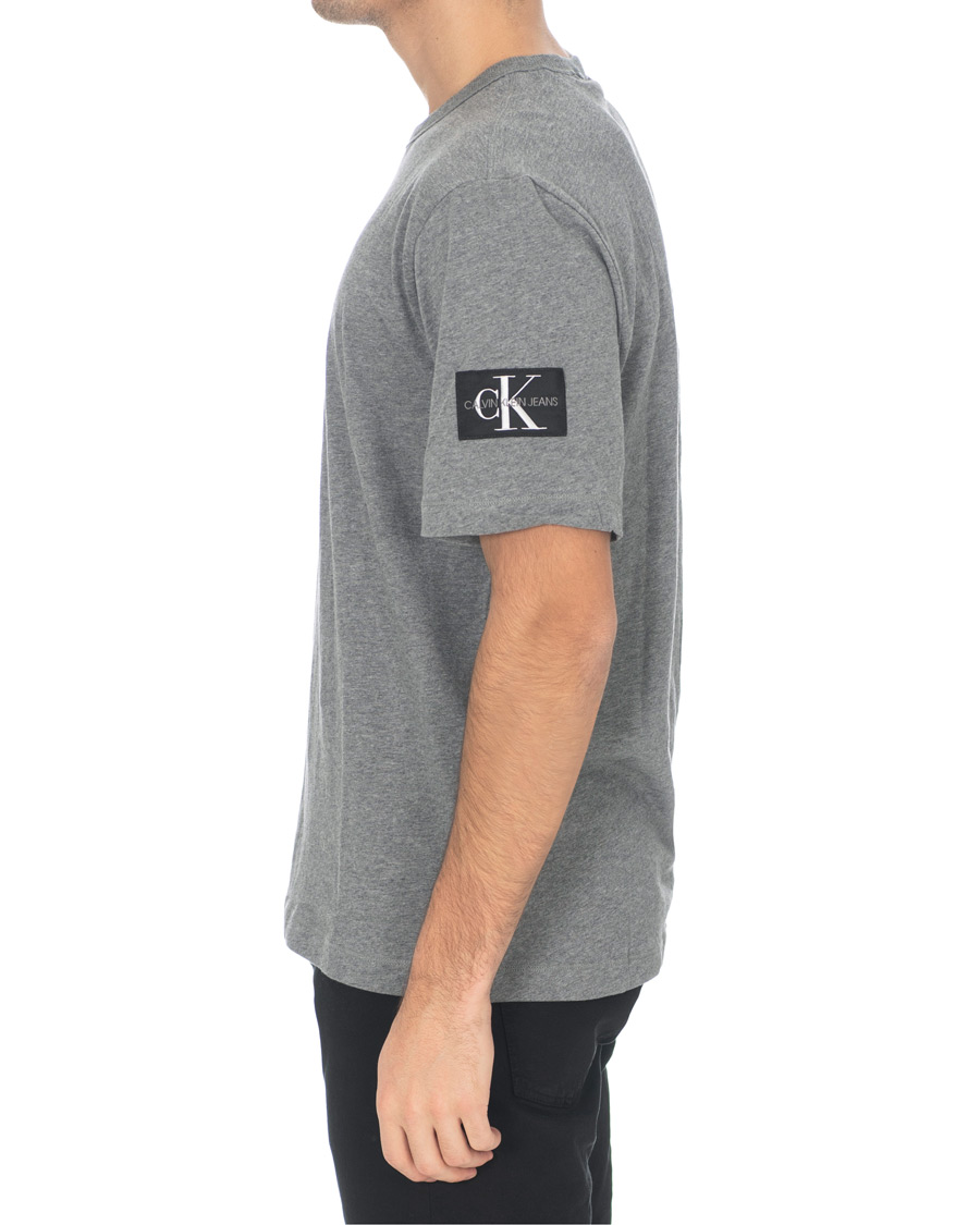 Herre | T-Shirts | Calvin Klein Jeans | Monogram Sleeve Badge Tee Mid Grey Heather