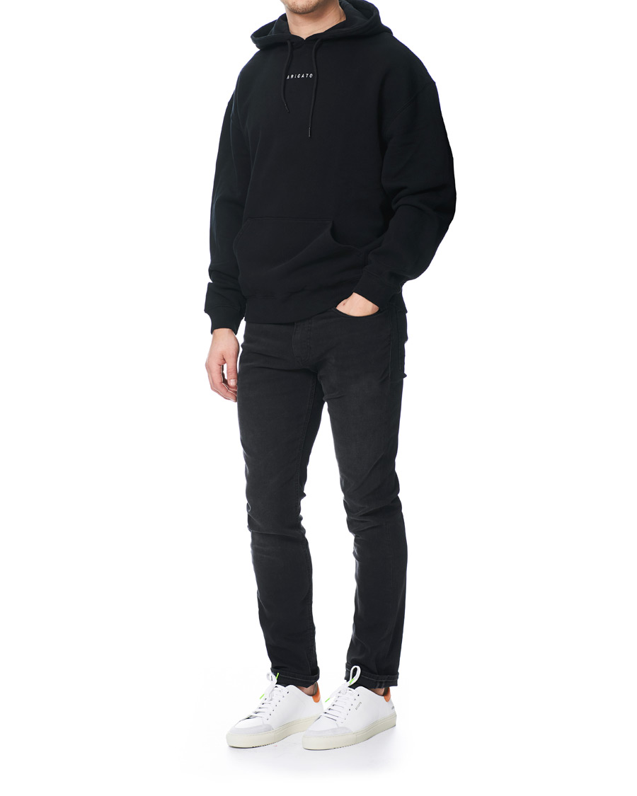 Axel Arigato Stamp Hoodie Black hos CareOfCarl.no