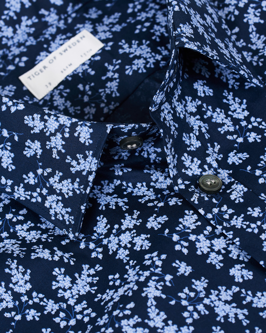 Herre | Skjorter | Tiger of Sweden | Ferene Printed Flower Shirt Navy