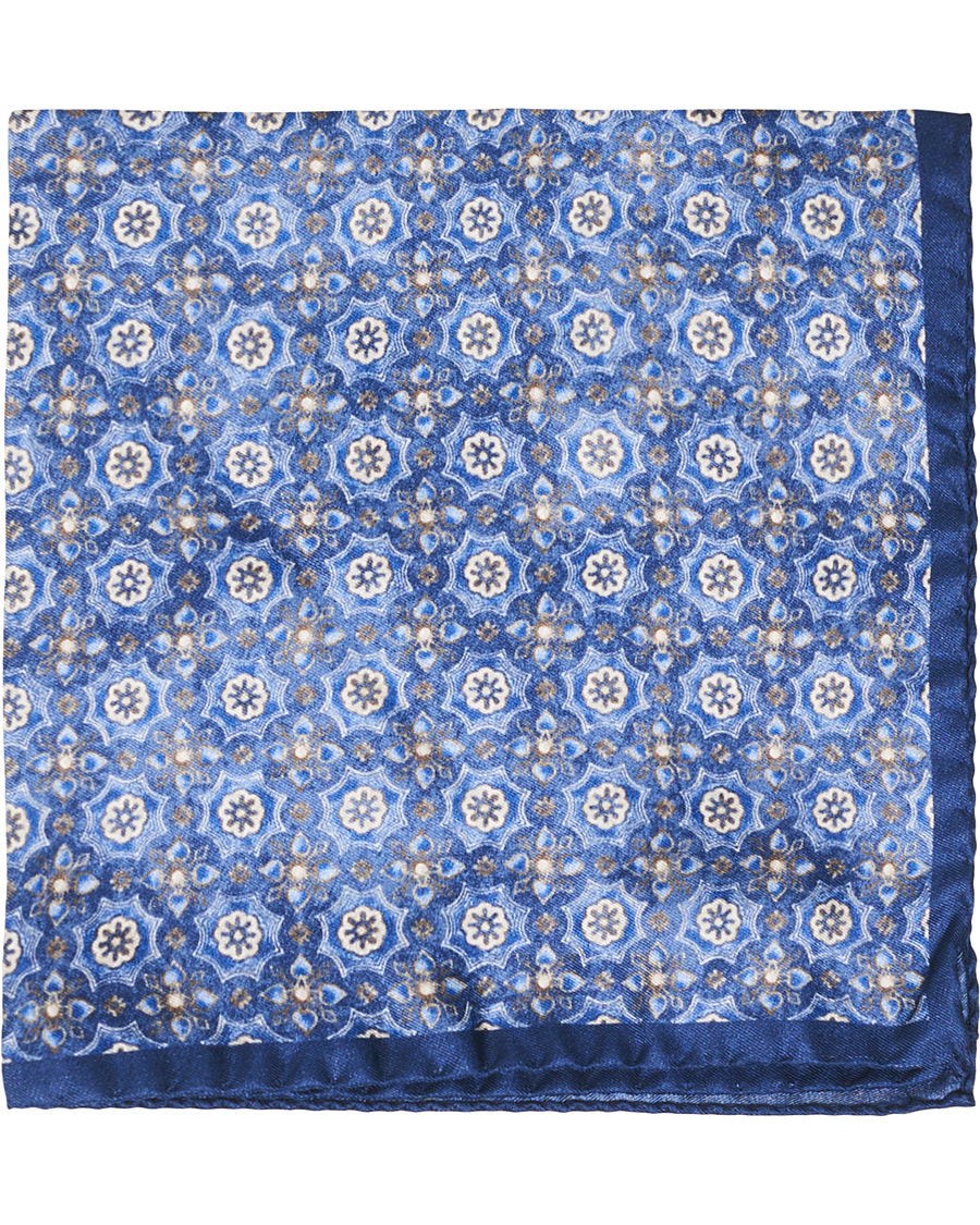 Herre | Amanda Christensen Silk Medallion Pocket Square Indigo | Amanda Christensen | Silk Medallion Pocket Square Indigo