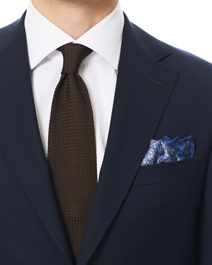 Herre | Amanda Christensen Silk Medallion Pocket Square Indigo | Amanda Christensen | Silk Medallion Pocket Square Indigo