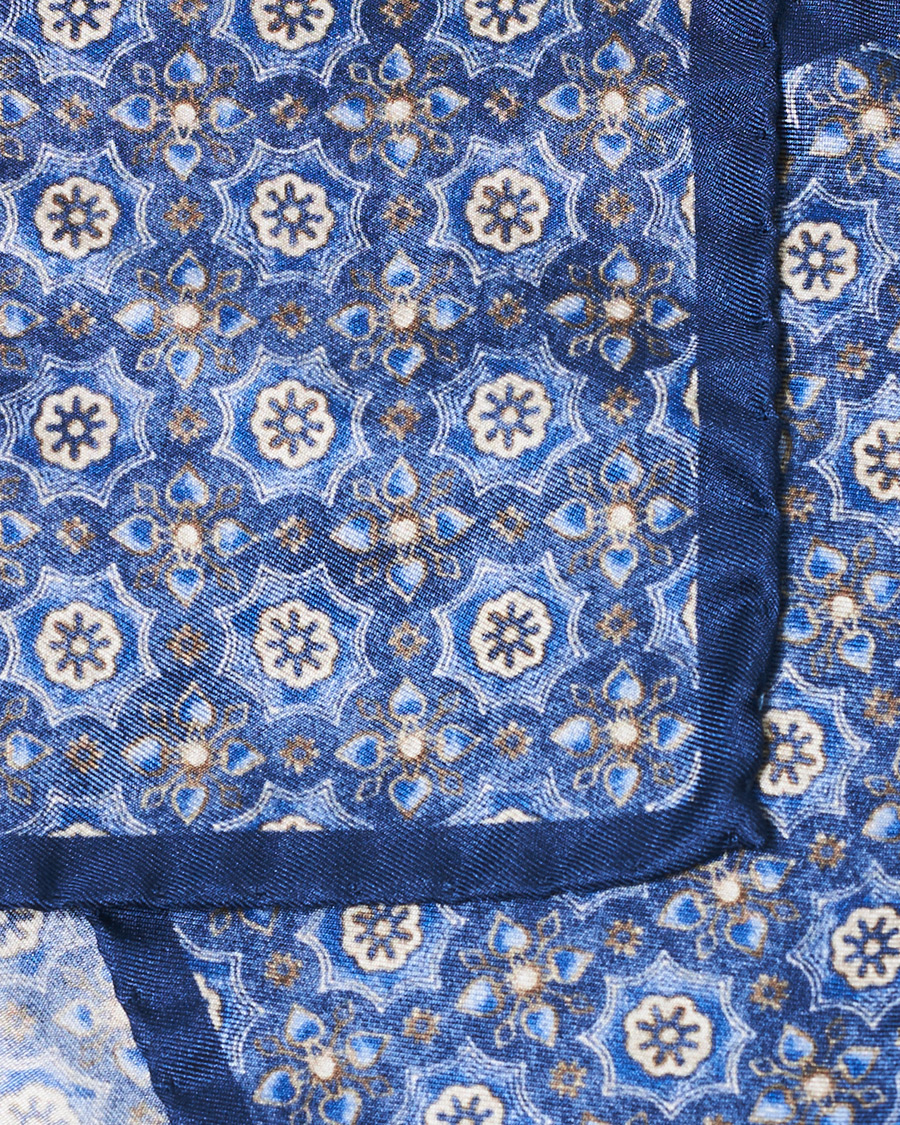 Herre | Amanda Christensen Silk Medallion Pocket Square Indigo | Amanda Christensen | Silk Medallion Pocket Square Indigo
