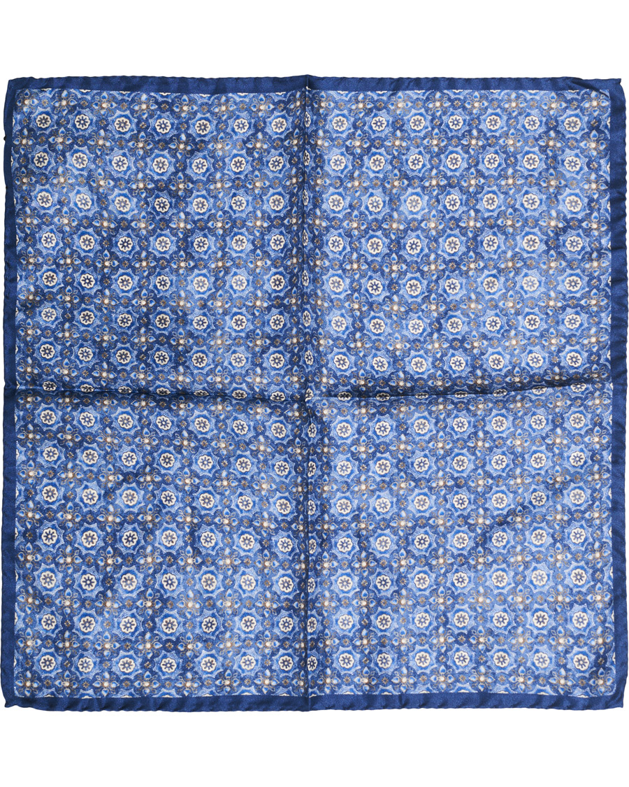 Herre | Amanda Christensen Silk Medallion Pocket Square Indigo | Amanda Christensen | Silk Medallion Pocket Square Indigo