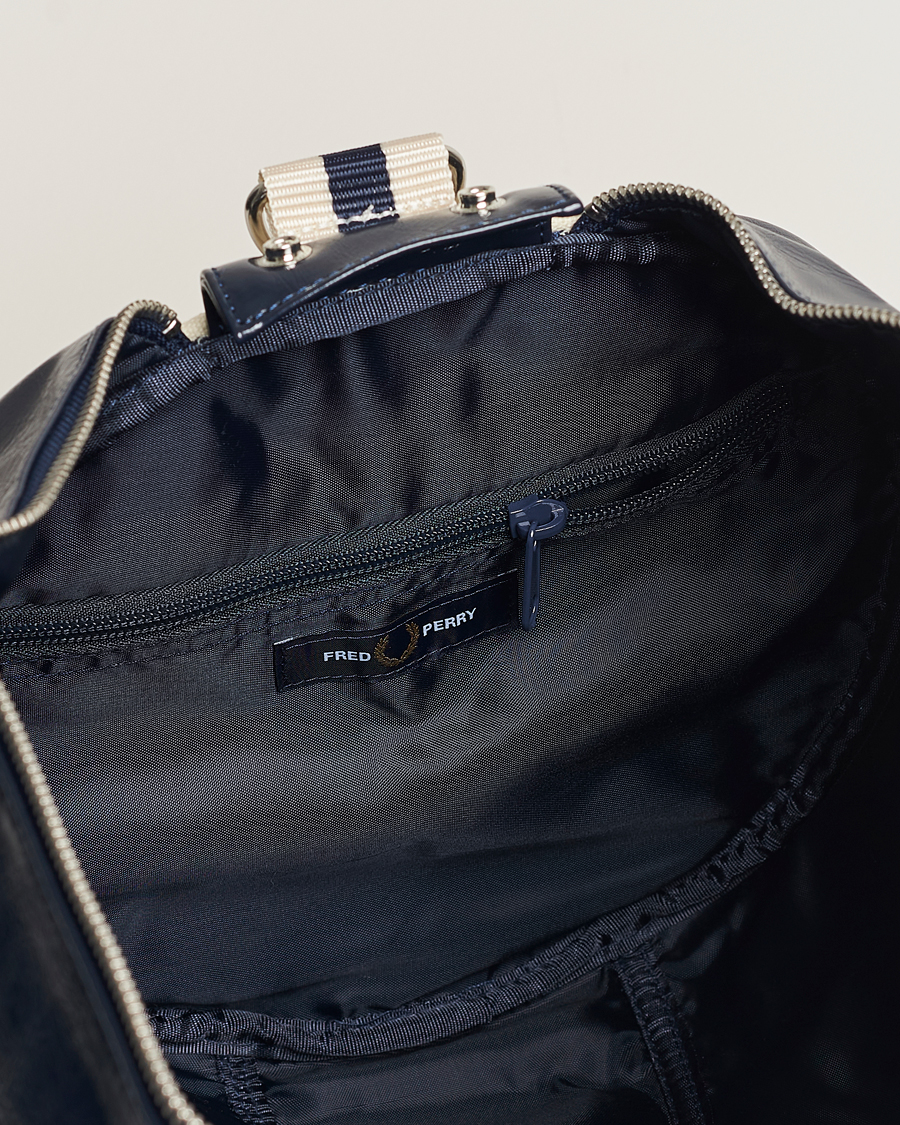 Herre | Fred Perry Classic Barrel Bag Navy | Fred Perry | Classic Barrel Bag Navy