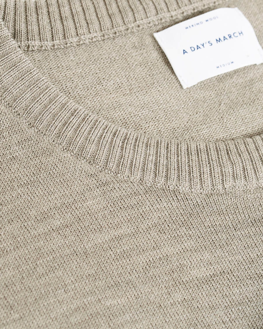 Herre | Gensere | A Day's March | Classic Merino Crew Neck Sand