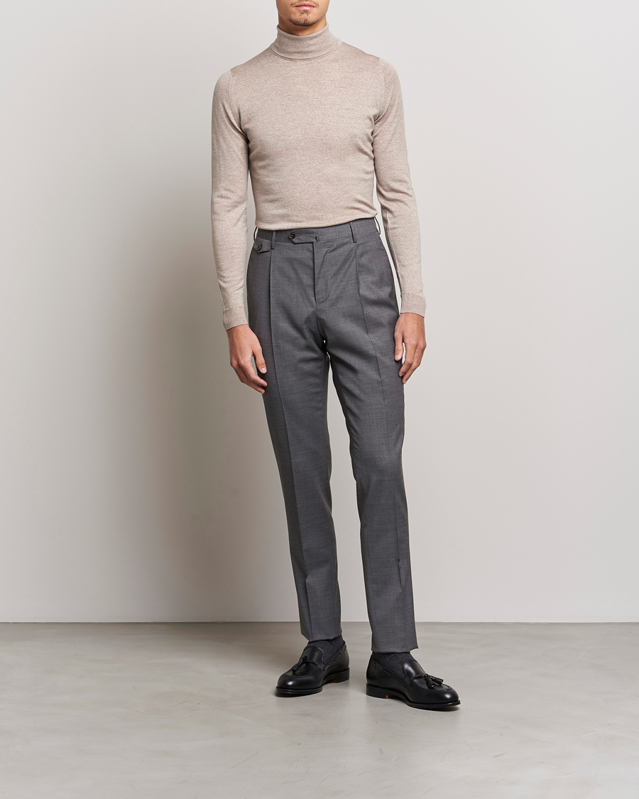 Herre | Gensere | John Smedley | Cherwell Extra Fine Merino Rollneck Soft Fawn