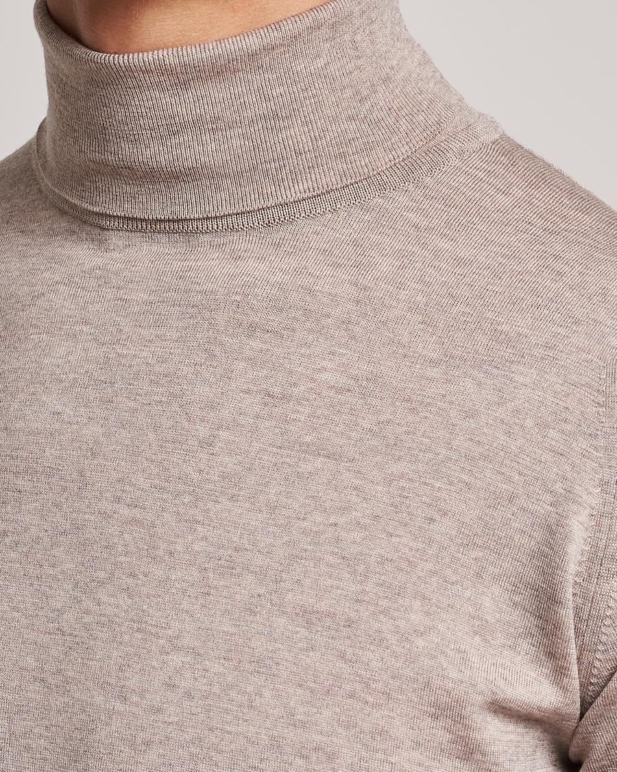 Herre | Gensere | John Smedley | Cherwell Extra Fine Merino Rollneck Soft Fawn