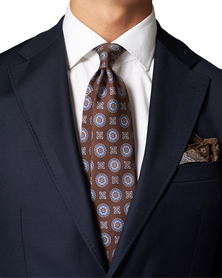 Herre | Amanda Christensen Silk Oxford 8 cm Printed Medallion Tie Brown | Amanda Christensen | Silk Oxford 8 cm Printed Medallion Tie Brown