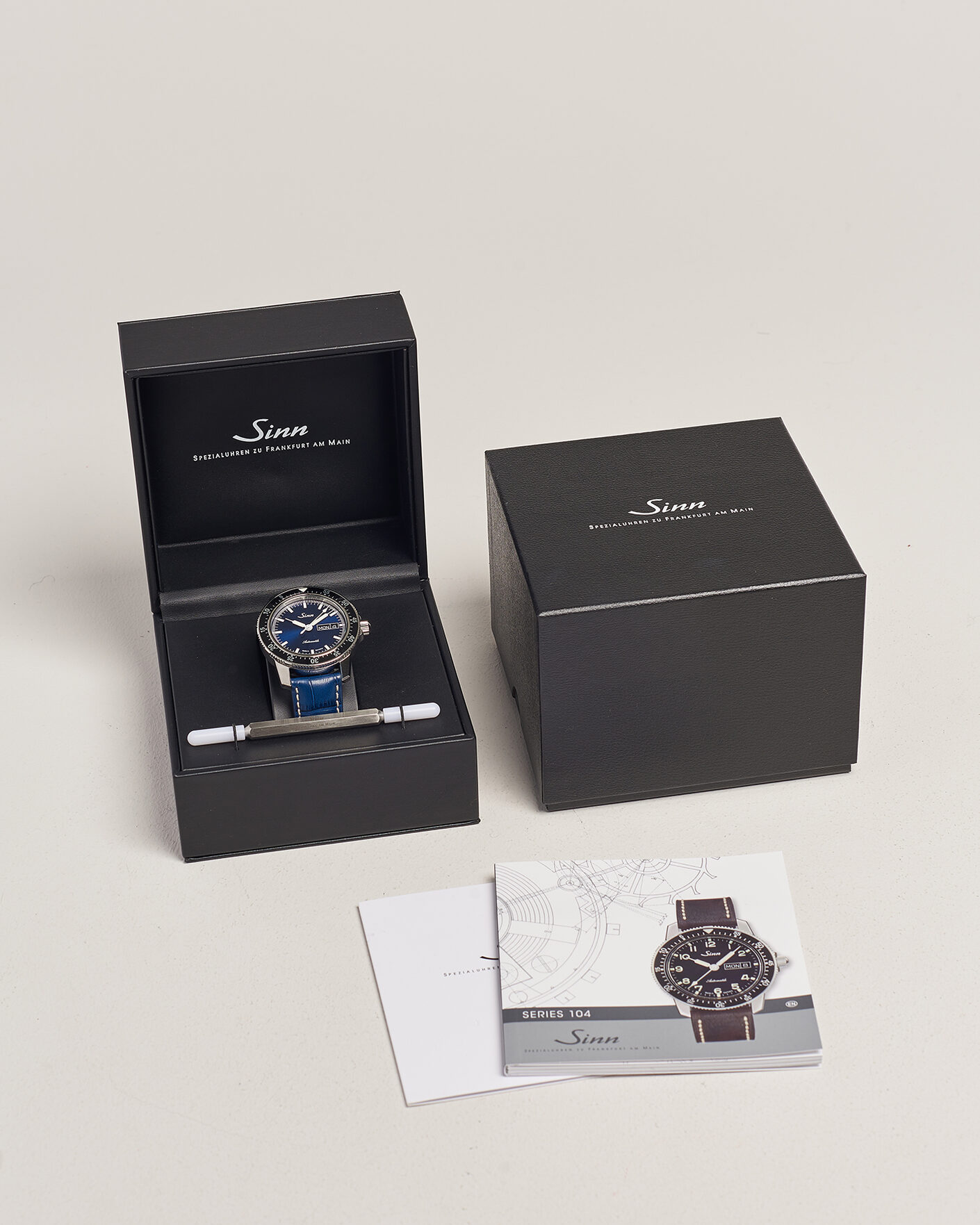 Herre | Sinn 104 I B Pilot Watch 41mm Leather Strap Dark Blue | Sinn | 104 I B Pilot Watch 41mm Leather Strap Dark Blue