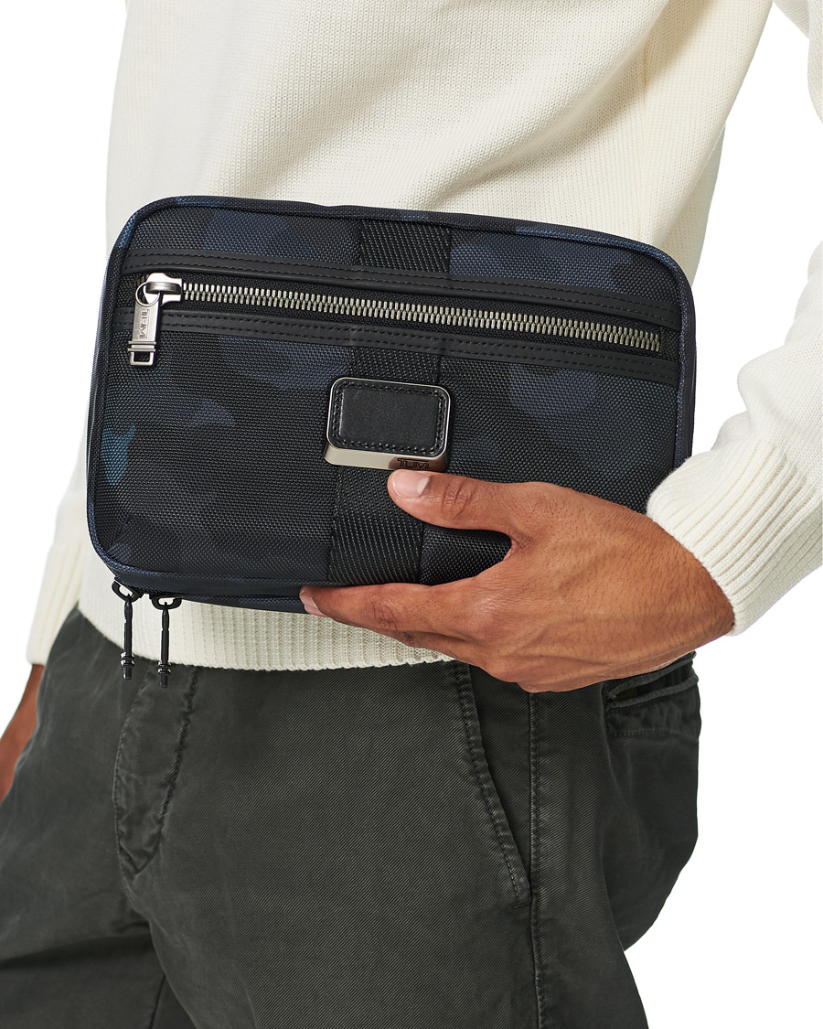 Herre | TUMI Alpha Bravo Reno Travel Kit Navy Camouflage | TUMI | Alpha Bravo Reno Travel Kit Navy Camouflage