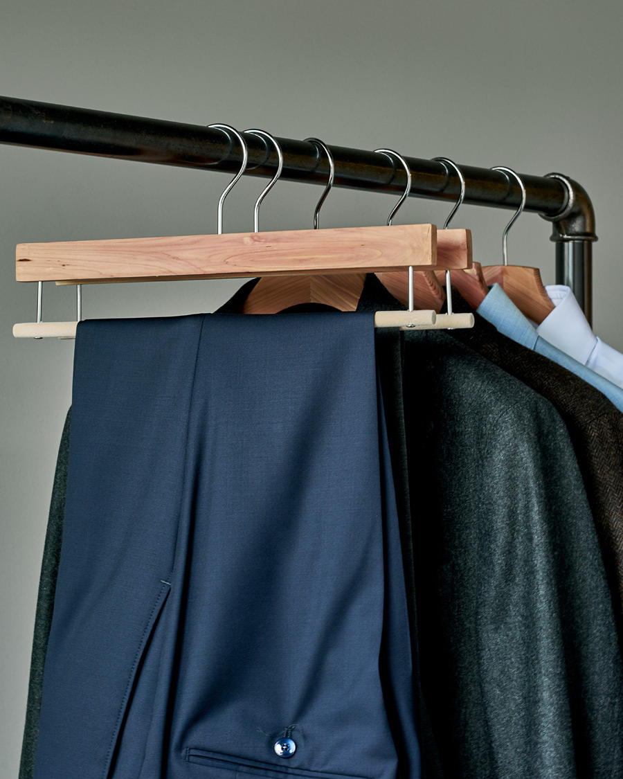 Herre | Care with Carl 2-Pack Cedar Wood Trouser Hanger | Care with Carl | 2-Pack Cedar Wood Trouser Hanger
