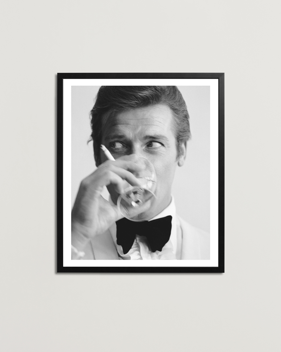 Herre | Bilder | Sonic Editions | Framed Roger Moore Shaken Not Stirred
