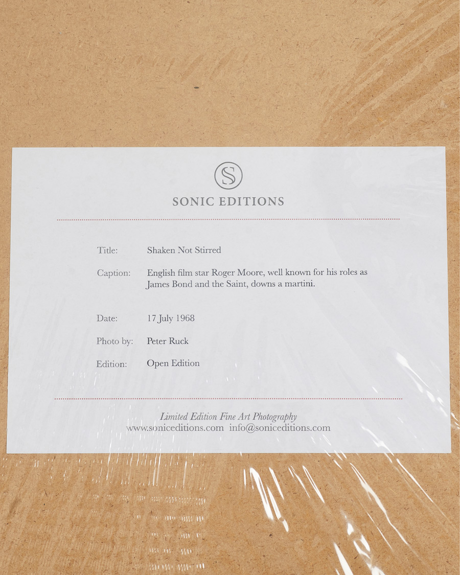 Herre | Gaver | Sonic Editions | Framed Roger Moore Shaken Not Stirred 