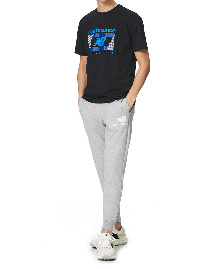 Herre | Bukser | New Balance | NB Essentials Stacked Logo Sweatpant Athletic Grey