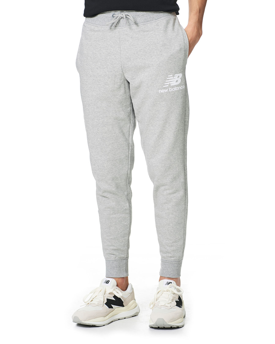 Herre | Bukser | New Balance | NB Essentials Stacked Logo Sweatpant Athletic Grey