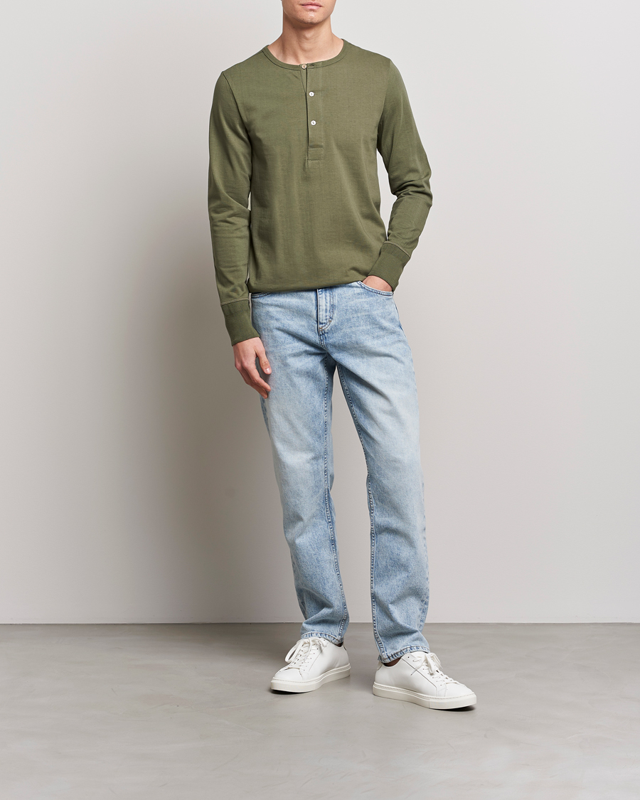 Herre | T-Shirts | Merz b. Schwanen | Classic Organic Cotton Henley Sweater Army