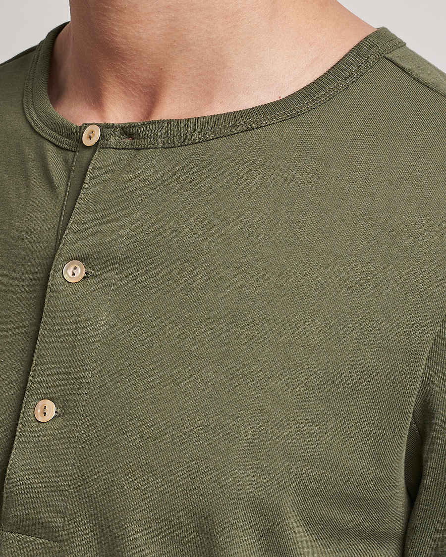 Herre | T-Shirts | Merz b. Schwanen | Classic Organic Cotton Henley Sweater Army
