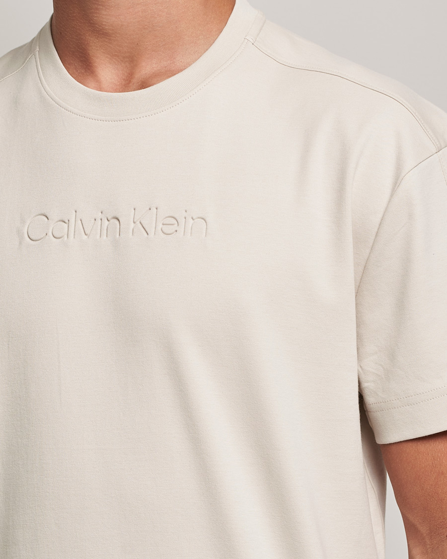 Herre | T-Shirts | Calvin Klein | Debossed Logo Crew Neck Tee Stony Beige