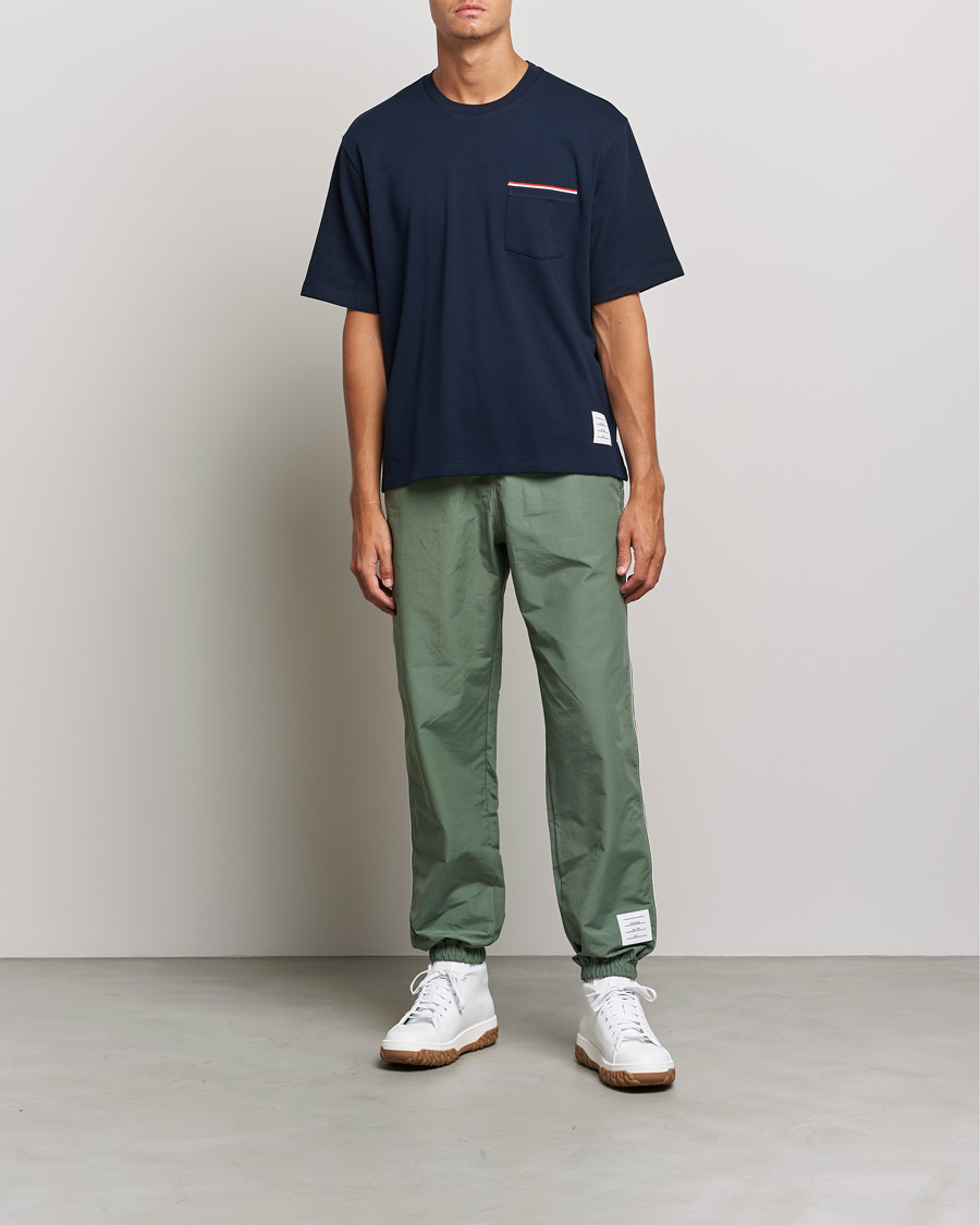 Herre | Contemporary Creators | Thom Browne | Oversize Pocket Stripe T-Shirt Navy