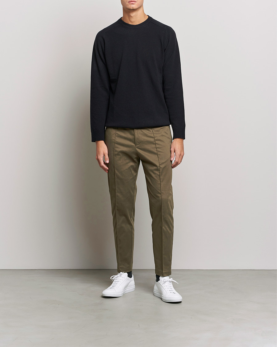 Herre | Bukser | Tiger of Sweden | Sosa Brushed Satin Trouser Olive Extreme