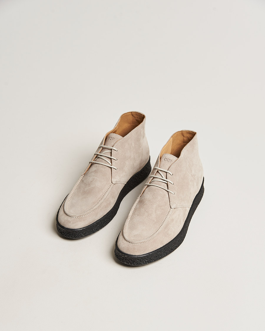 Herre | Contemporary Creators | C.QP | Plana Suede Chukka Boot Taupe