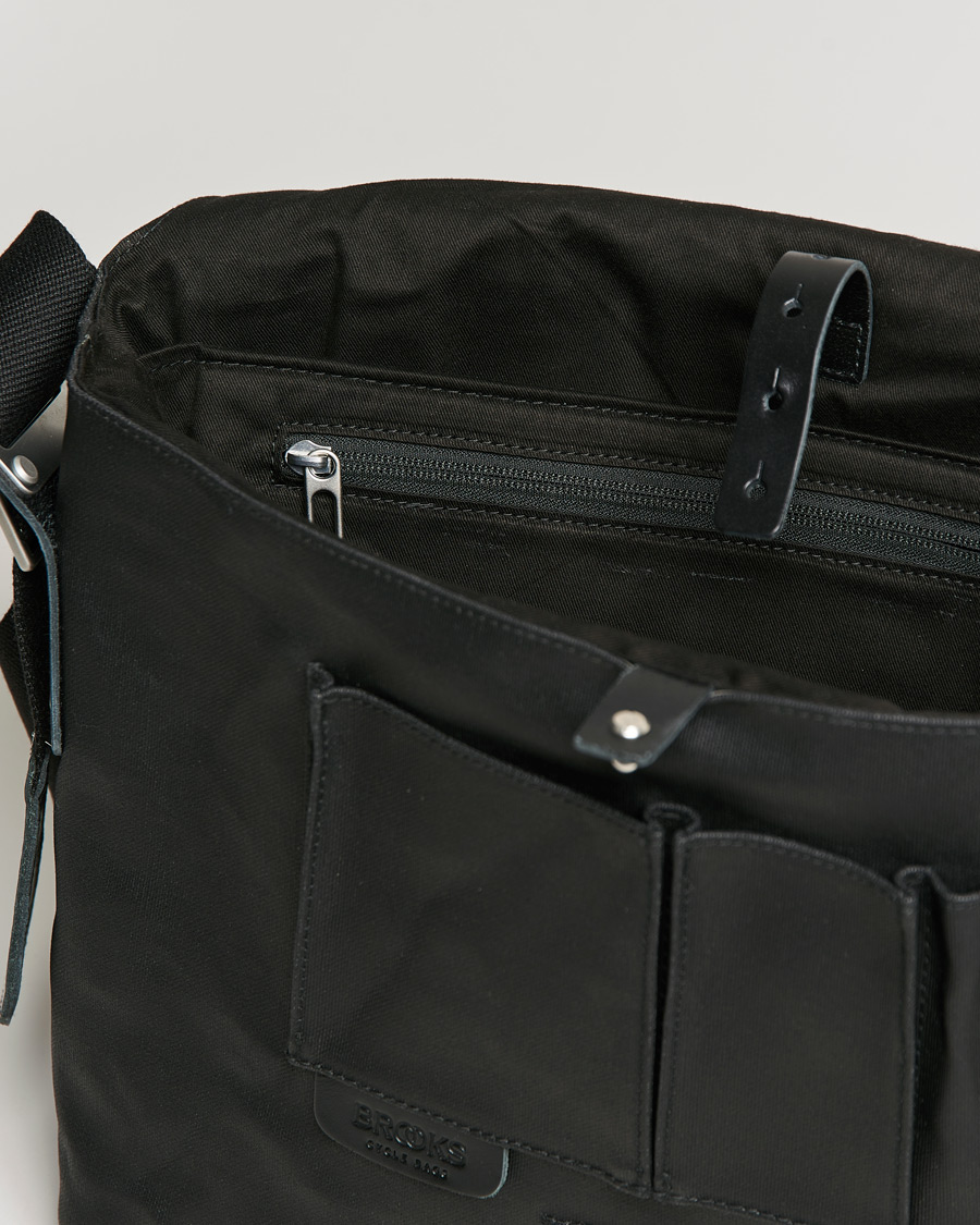 Herre | Brooks England Barbican Cotton Canvas 13L Shoulder Bag Black | Brooks England | Barbican Cotton Canvas 13L Shoulder Bag Black