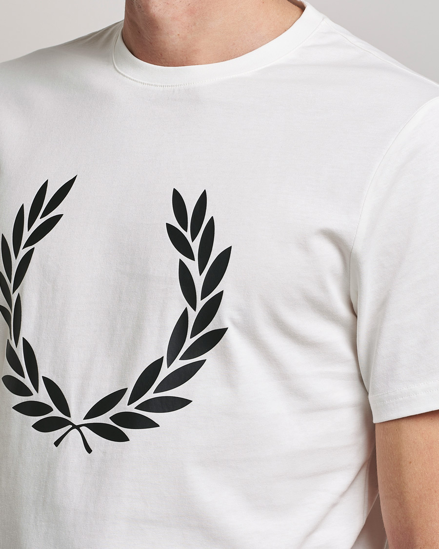 Herre | T-Shirts | Fred Perry | Laurel Wreath T-Shirt Snow White