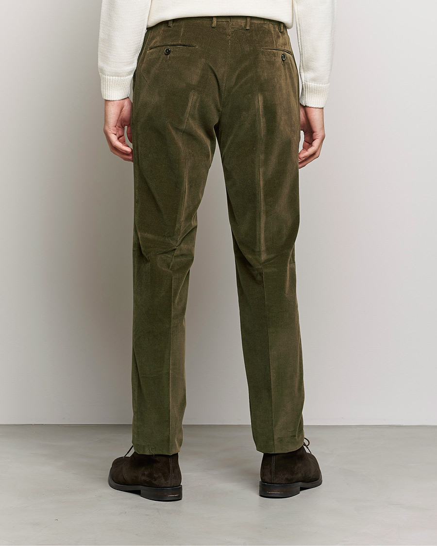 Fine corduroy trousers in a slim fit in Green