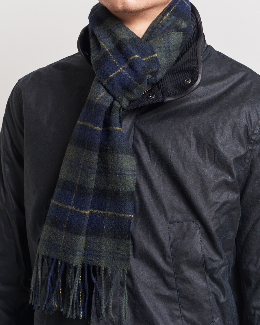 Barbour Lifestyle Tartan Lambswool Scarf Olive Night Tartan hos CareOfCarl