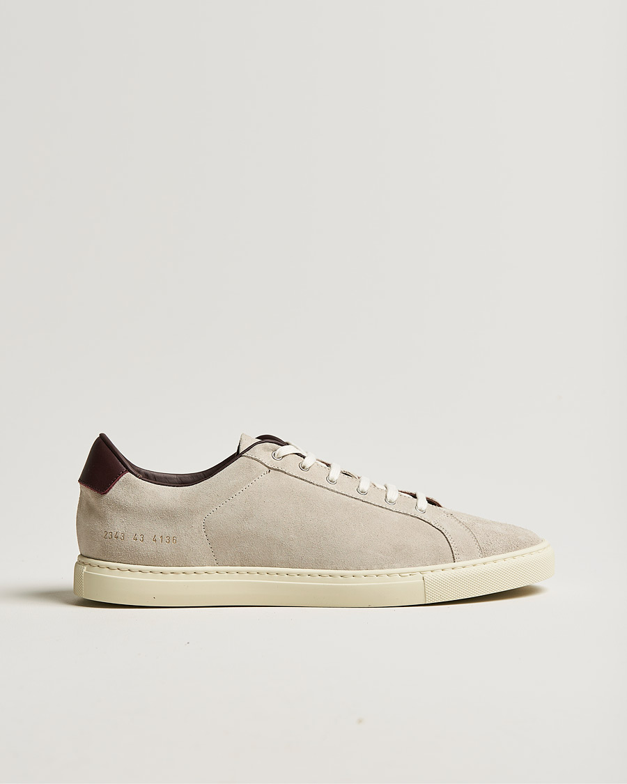 Herre | Common Projects Retro Low Suede Sneaker Off White/Red | Common Projects | Retro Low Suede Sneaker Off White/Red