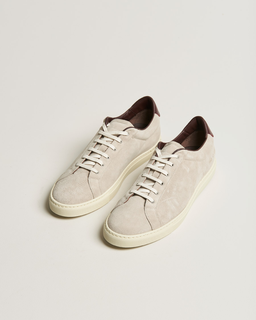 Herre | Sko i mokka | Common Projects | Retro Low Suede Sneaker Off White/Red