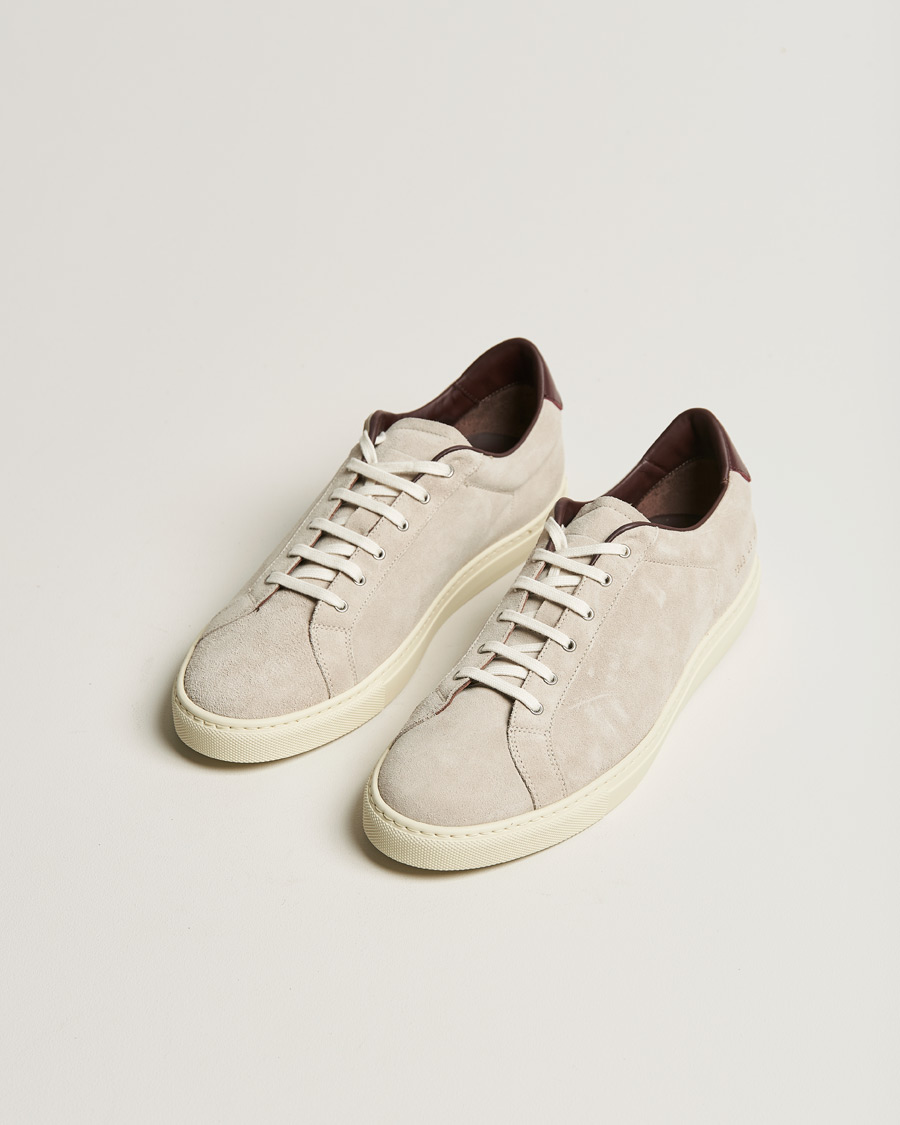 Herre | Common Projects Retro Low Suede Sneaker Off White/Red | Common Projects | Retro Low Suede Sneaker Off White/Red