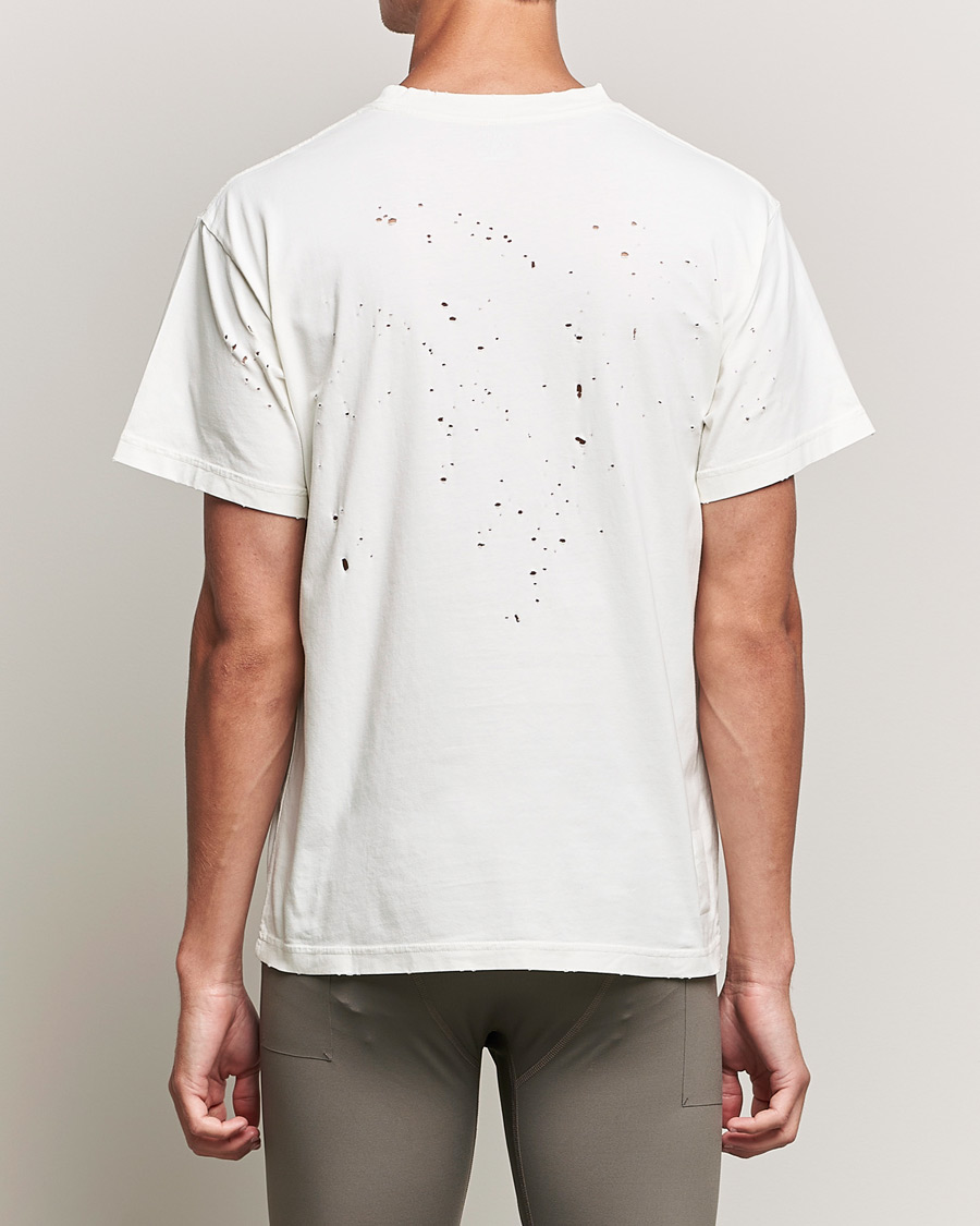 Herre | T-Shirts | Satisfy | MothTech Distressed T-Shirt Off White