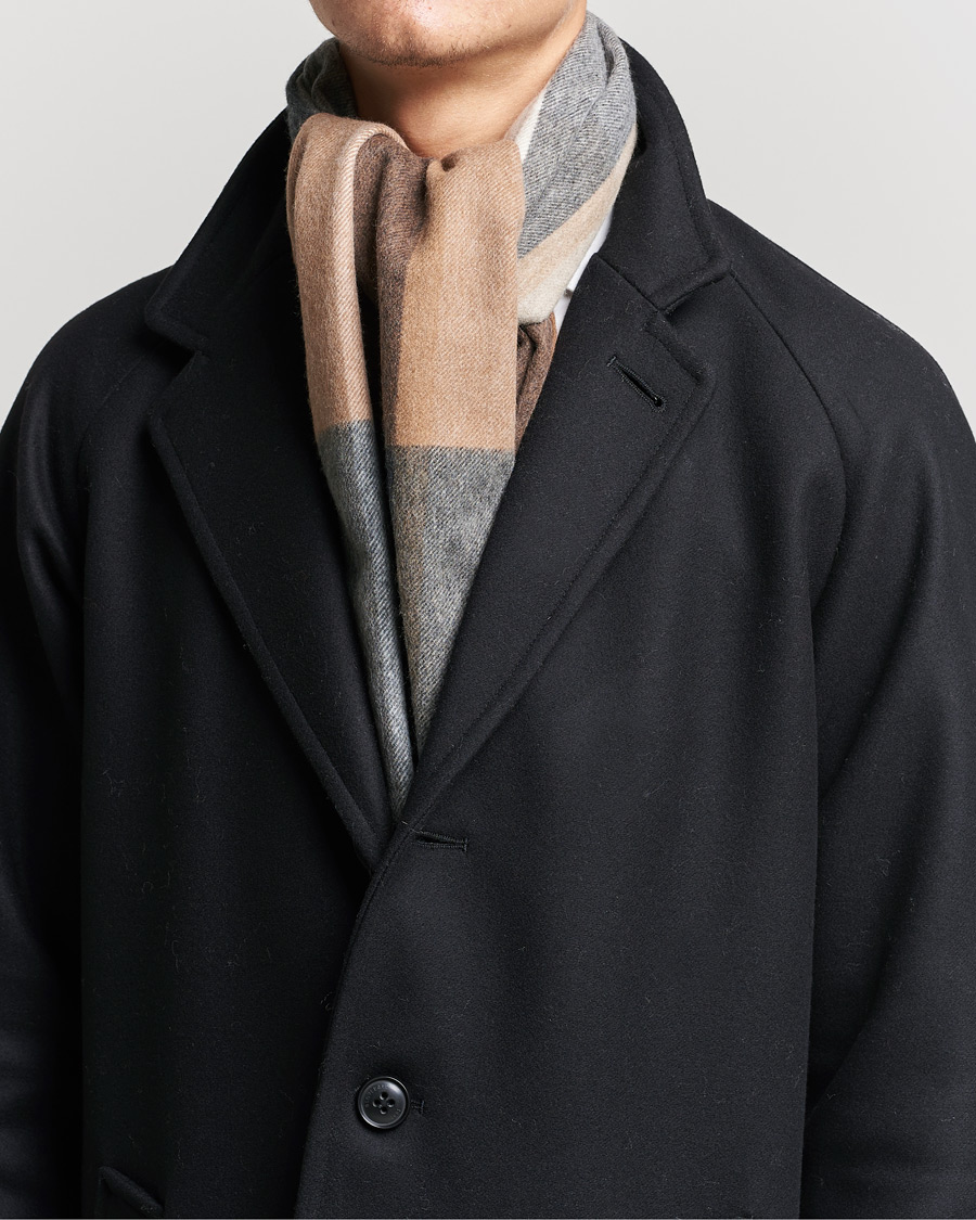 Herre | Begg & Co | Begg & Co | Vale Sitwell Lambswool/Cashmere Scarf Charcoal Natural