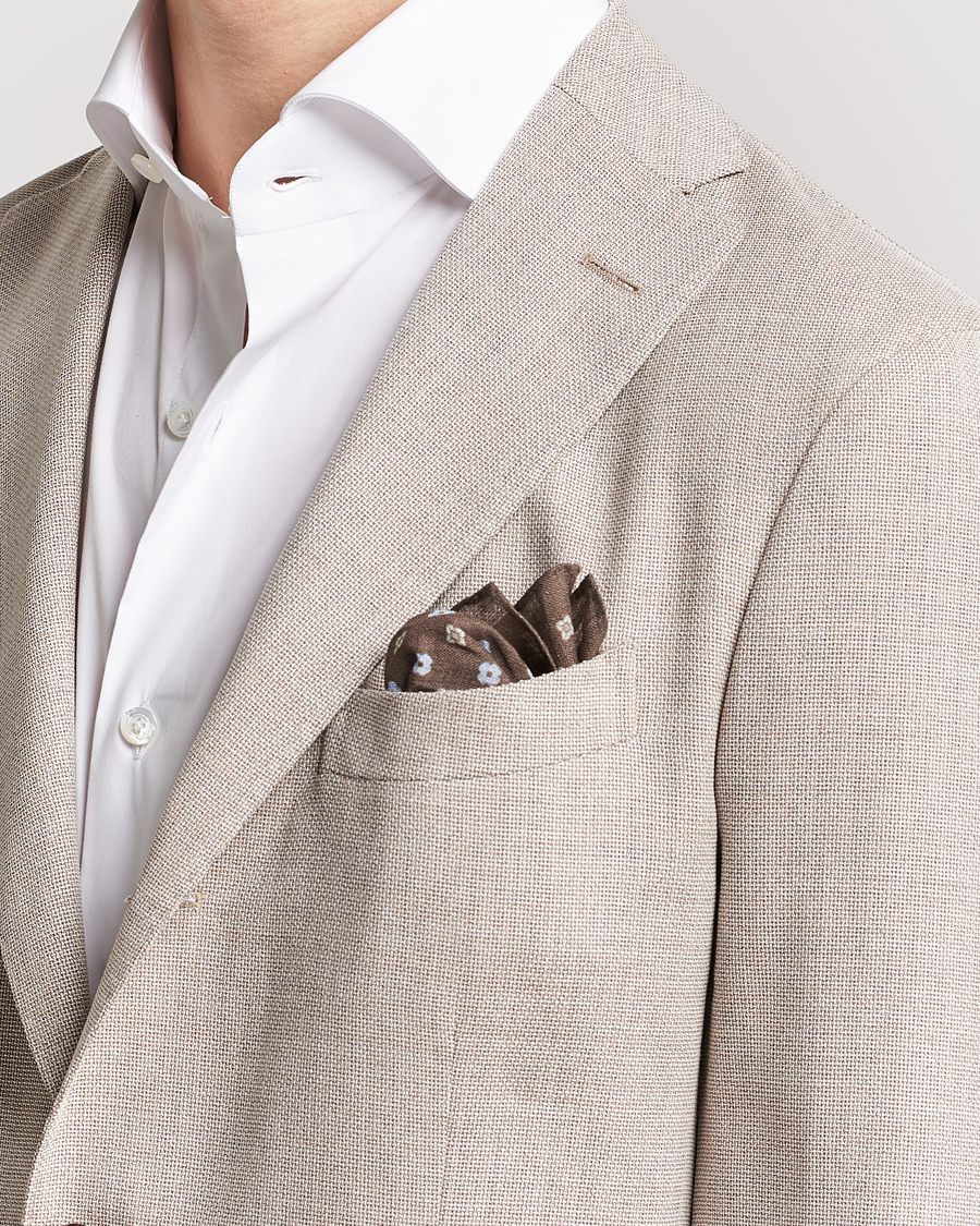 Herre | Amanda Christensen Linen Printed Flower Pocket Square Brown | Amanda Christensen | Linen Printed Flower Pocket Square Brown