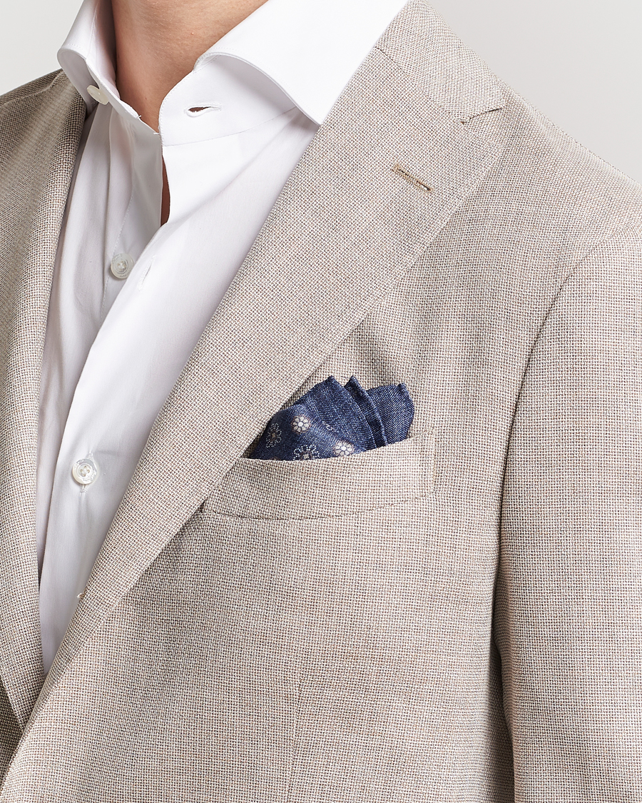 Herre | Amanda Christensen Silk Oxford Printed Flower Porcket Square Navy | Amanda Christensen | Silk Oxford Printed Flower Porcket Square Navy