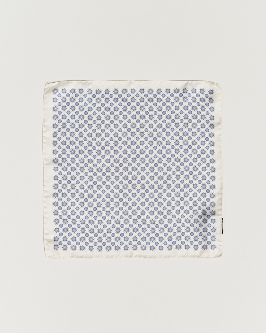 Herre | Amanda Christensen Silk Twill Printed Medallion Pocket Square White | Amanda Christensen | Silk Twill Printed Medallion Pocket Square White