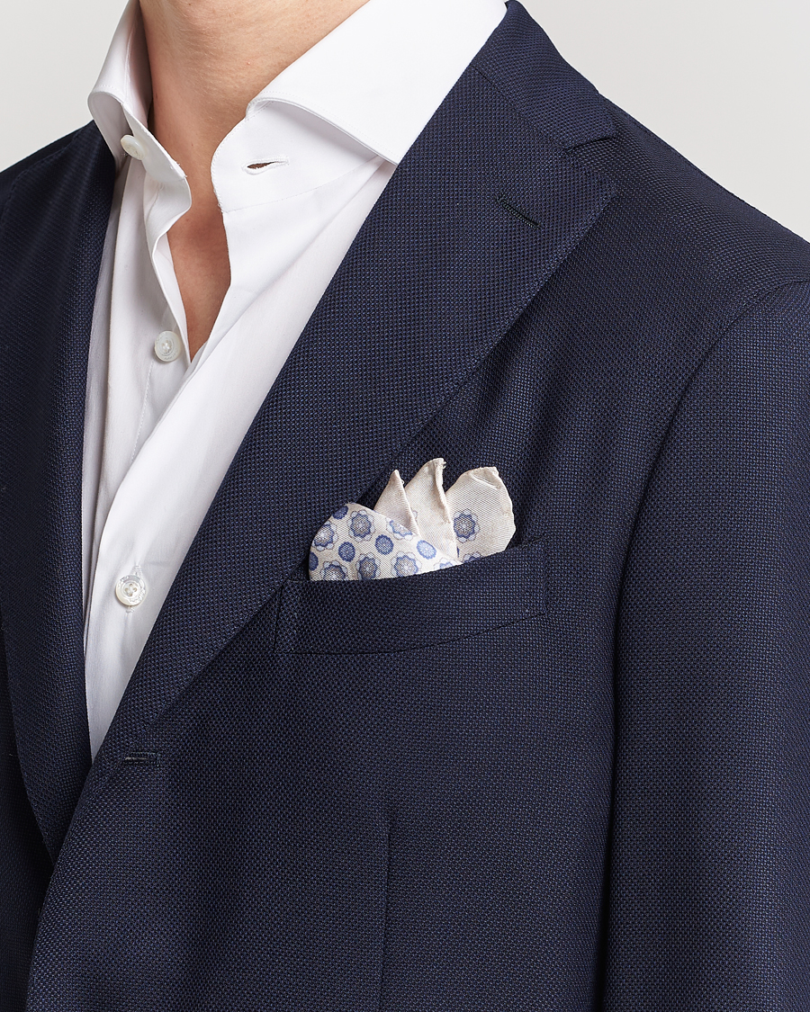 Herre |  | Amanda Christensen | Silk Twill Printed Medallion Pocket Square White