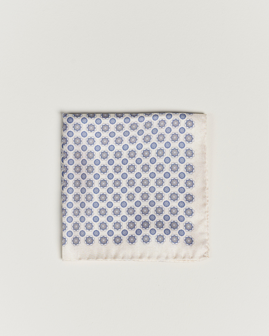 Herre | Amanda Christensen Silk Twill Printed Medallion Pocket Square White | Amanda Christensen | Silk Twill Printed Medallion Pocket Square White