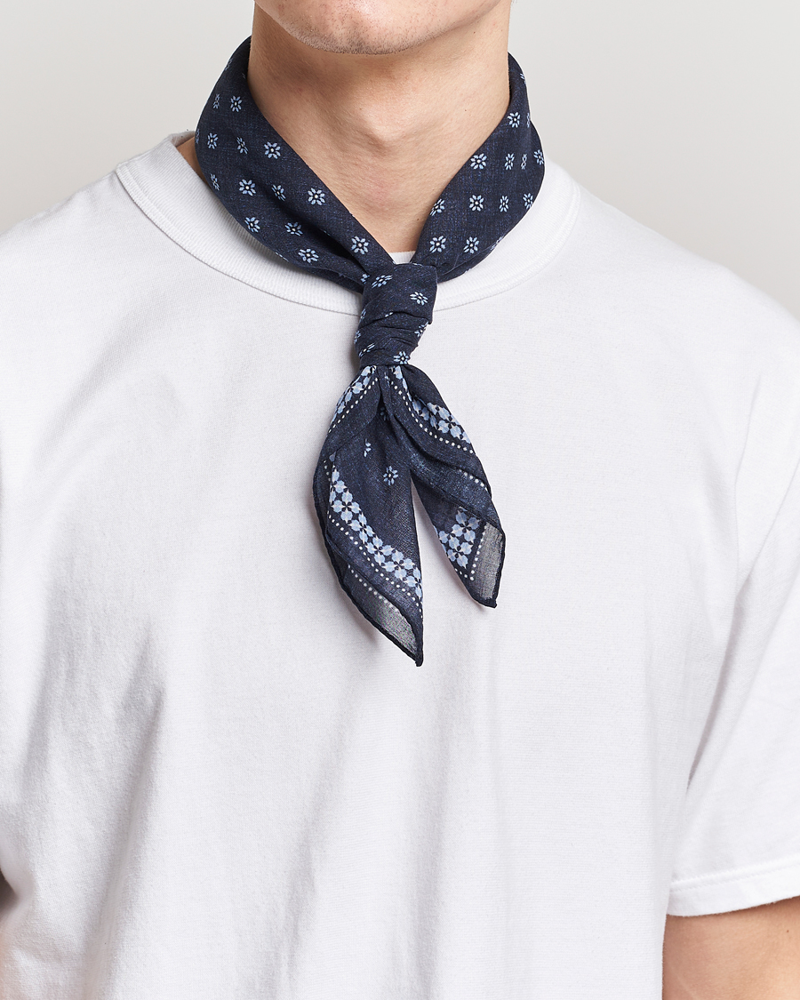Herre | Amanda Christensen Cotton Voilé Printed Flower Bandana Navy | Amanda Christensen | Cotton Voilé Printed Flower Bandana Navy