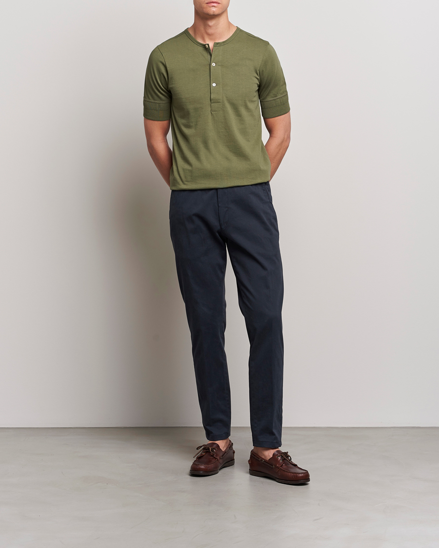 Herre | T-Shirts | Merz b. Schwanen | Short Sleeve Organic Cotton Henley Army