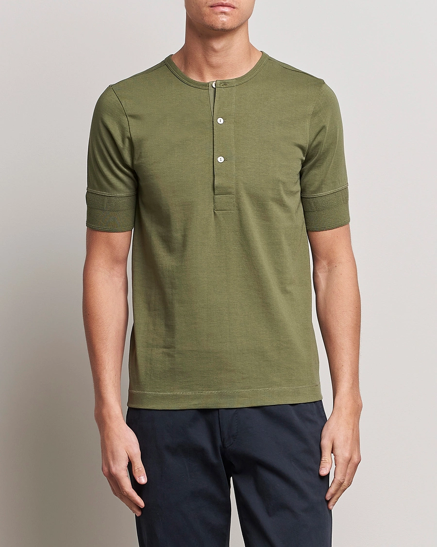 Herre | T-Shirts | Merz b. Schwanen | Short Sleeve Organic Cotton Henley Army
