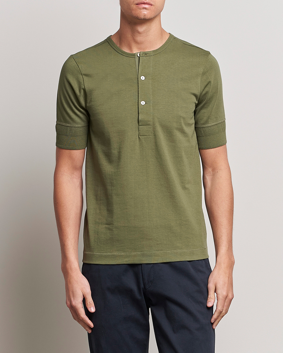 Herre | Avdelinger | Merz b. Schwanen | Short Sleeve Organic Cotton Henley Army