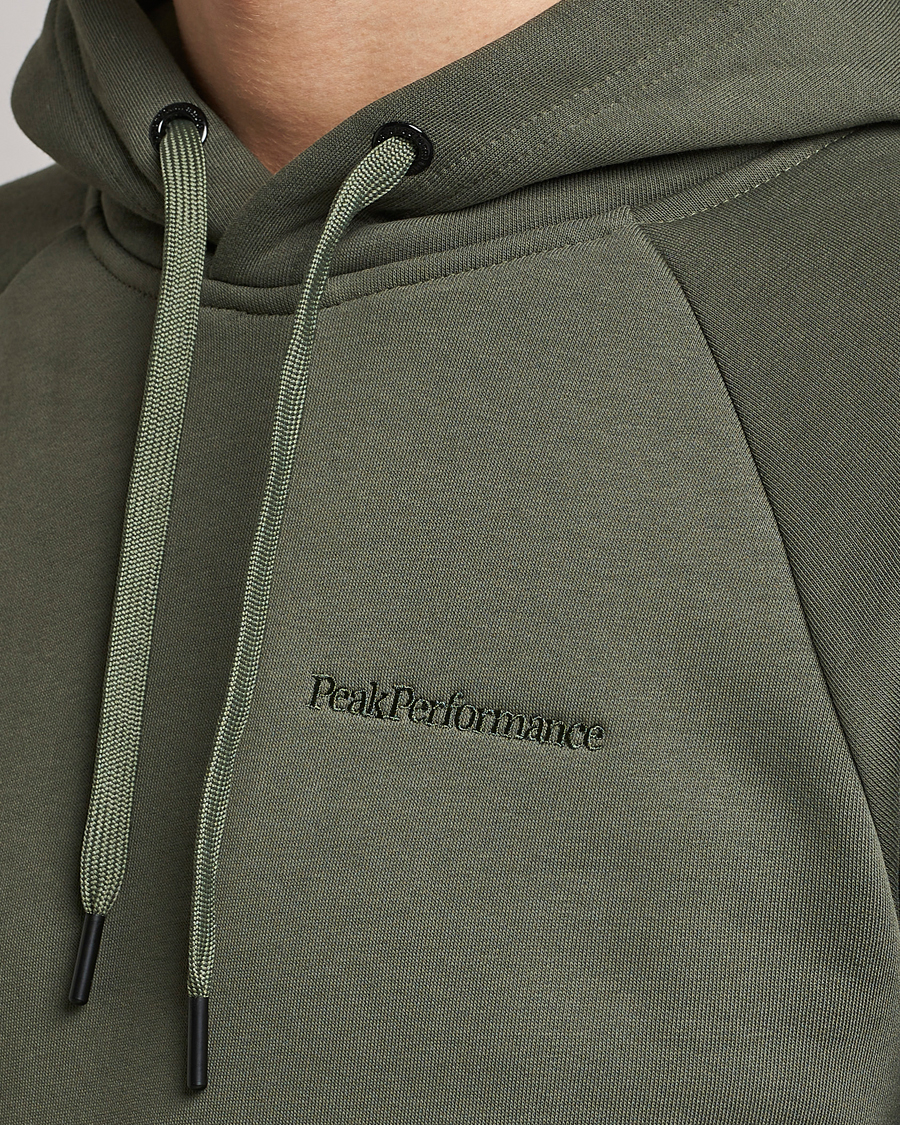 Herre | Gensere | Peak Performance | Original Small Logo Hood Pine Needel