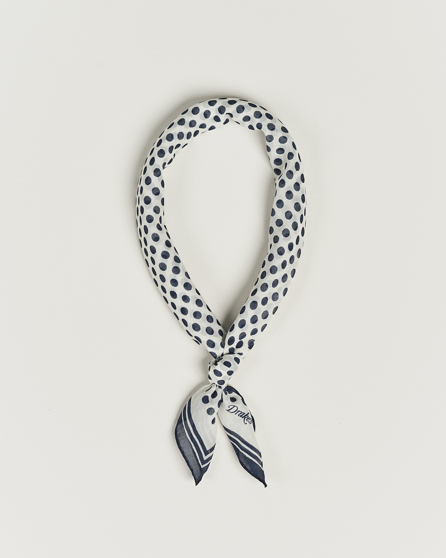 Herre | Drake's All Over Spot Cotton/Silk Bandana Ecru/Navy | Drake's | All Over Spot Cotton/Silk Bandana Ecru/Navy