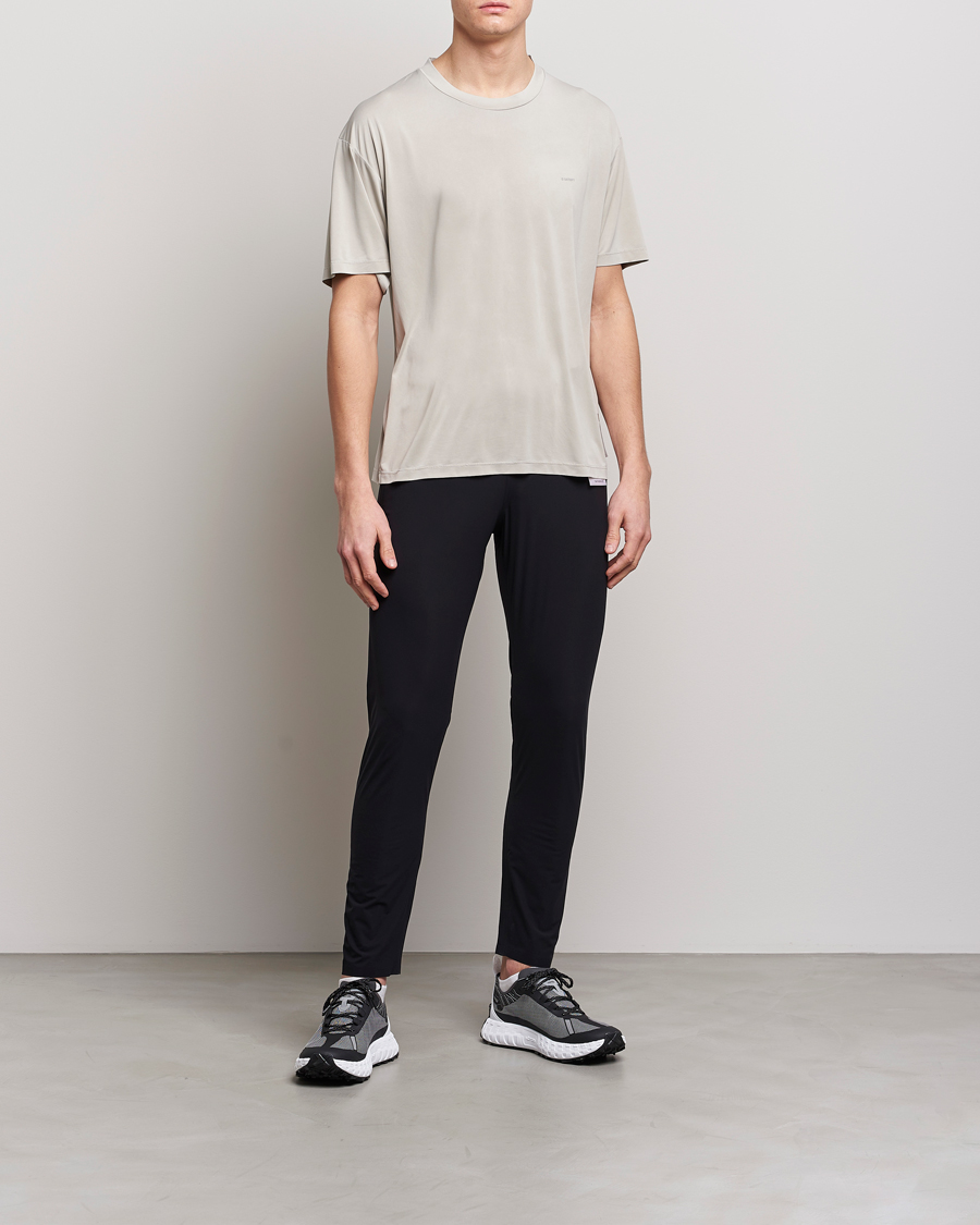 Herre | T-Shirts | Satisfy | AuraLite T-Shirt Mineral Dune