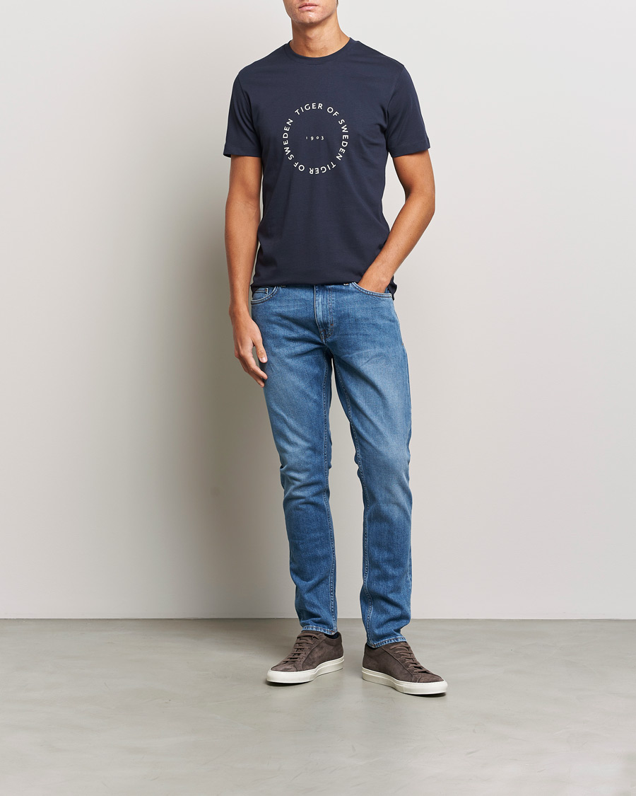 Herre | T-Shirts | Tiger of Sweden | Dillan Crew Neck Logo T-Shirt Light Ink