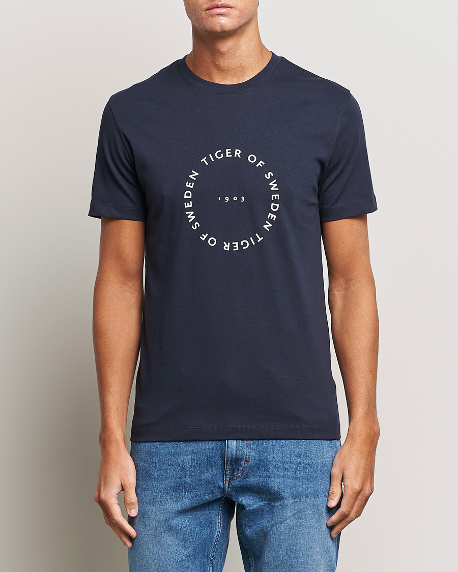 Herre | T-Shirts | Tiger of Sweden | Dillan Crew Neck Logo T-Shirt Light Ink